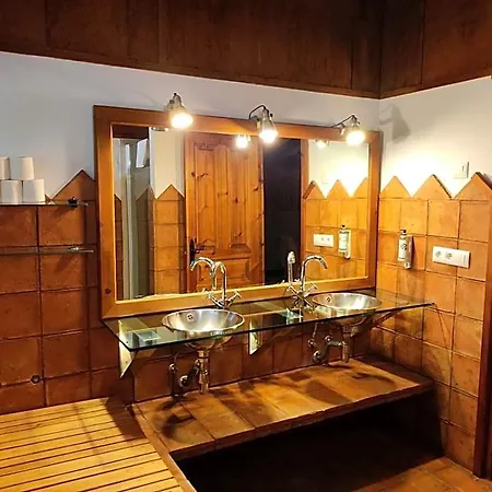 Hotell Viviendas Rurales El Covaju 2*